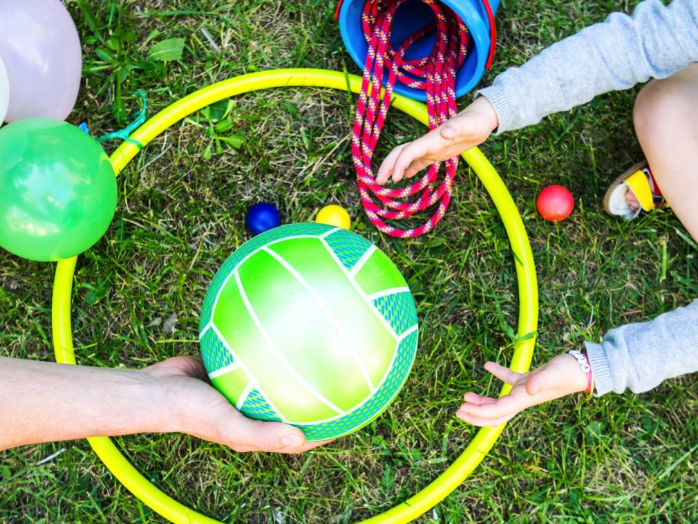 Trei jocuri distractive cu baloane în aer liber 