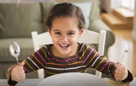 Când începem să folosim lingura și furculița?